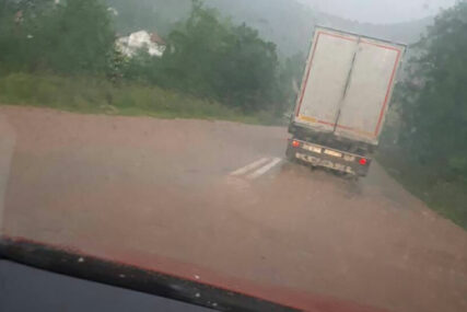RIJEDAK FENOMEN “Krvava” kiša zahvatila BiH, padala kod Pala