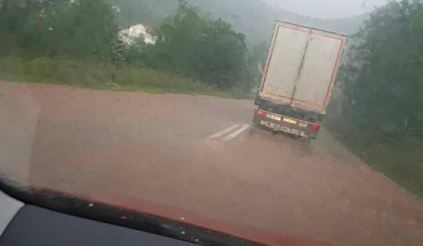 RIJEDAK FENOMEN “Krvava” kiša zahvatila BiH, padala kod Pala