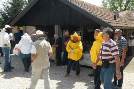 "Mala škola pčelarstva" okupila oko 60 polaznika