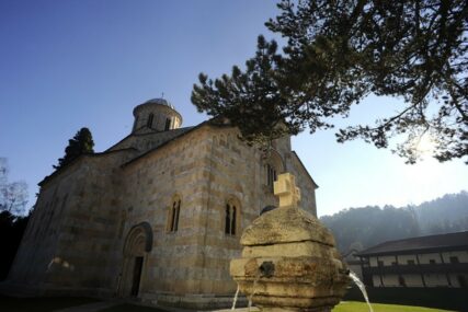 "Napadaju nas albanski ekstremisti" Manastiru Visoki Dečani potrebna zaštita vojnika KFOR