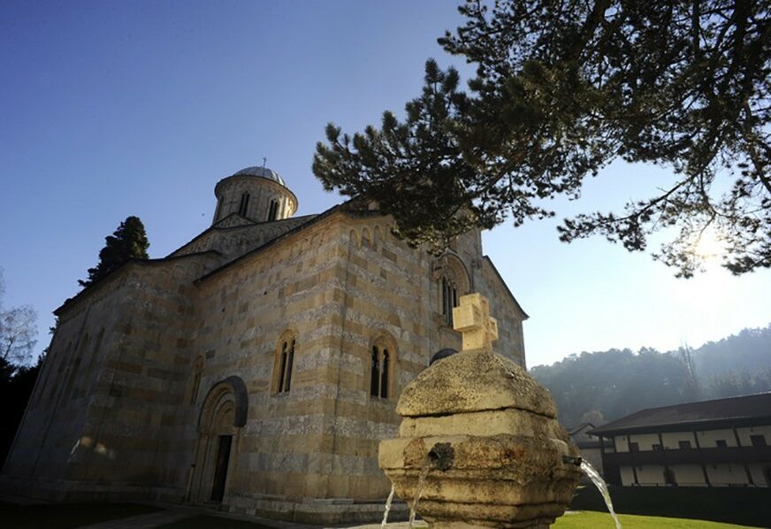 Nepostojanje vjerske i slobode kretanja: Raseljenima Srbima nije dozvoljeno da posjete manastir na Kosovu