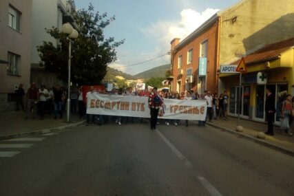 Stotine ljudi u maršu "Besmrtnog puka" u Trebinju