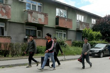 Raste zabrinutost u Bihaću: Stanari zgrada migrante nalaze i na svojim balkonima