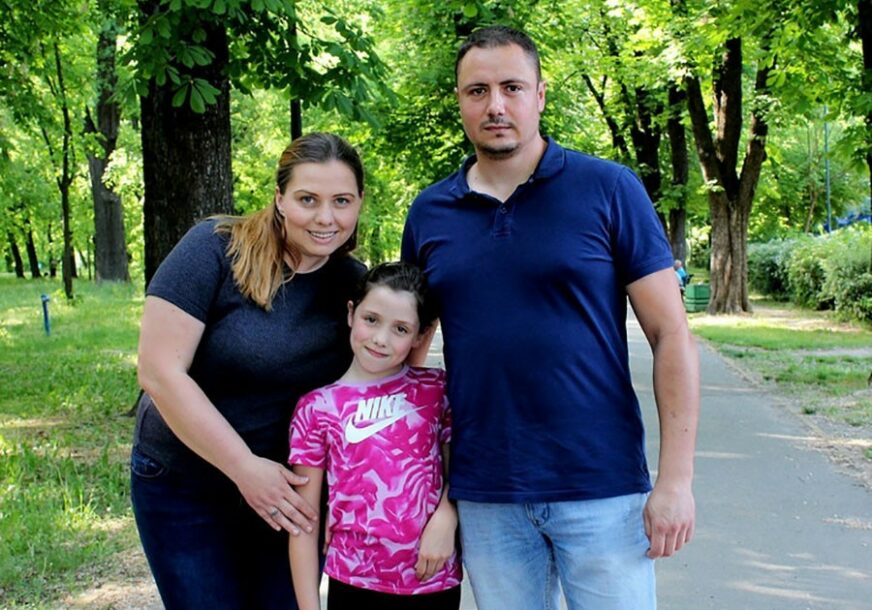 Naizgled nasmijana i živahna, ali živi drugačije od vršnjaka: Mala Milica (10) pati od NEIZLJEČIVE BOLESTI, ali jedan prsluk bi mogao da joj OLAKŠA ŽIVOT