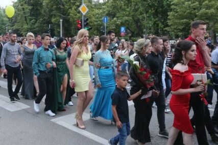 PJESMA I TRUBAČI ZA RASTANAK Defile maturanata Katoličkog školskog centra i Škole učenika u privredi (FOTO)