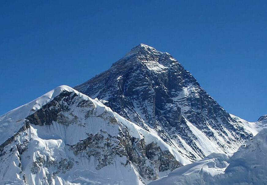 NAJVEĆA PLANINA NA SVIJETU SE PRETVARA U DEPONIJU Turisti na Mont Everestu ostavljaju tone SMEĆA I IZMETA