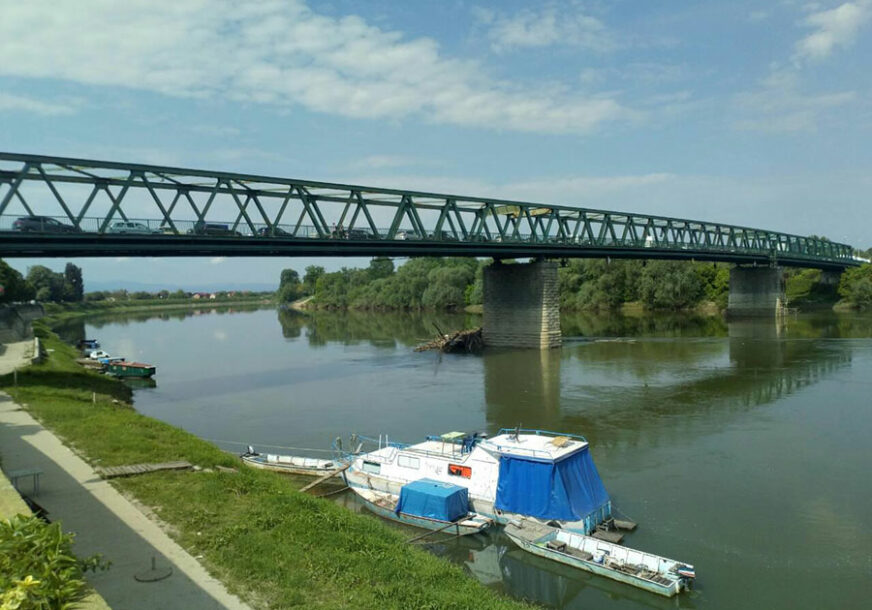 PRAZNICI IZA SEBE OSTAVILI GUŽVU Kilometarske kolone na granici u Gradiški: Most pun vozila u oba pravca