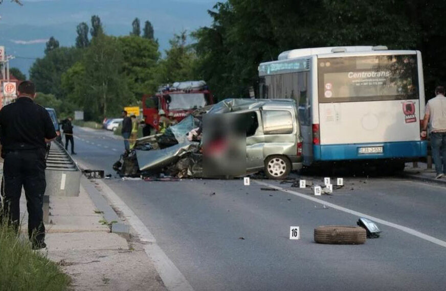 STRAVIČNA SAOBRAĆAJKA U sudaru autobusa i “pežoa” poginula jedna osoba
