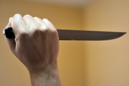 HOROR U ŠKOLI Nastavnica učenika pitala zašto kasni, on joj zario nož u stomak i MIRNO IZAŠAO