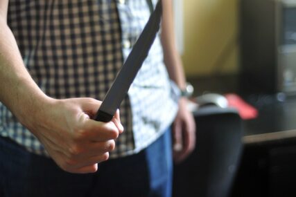 INCIDENT U ŠKOLSKOM DVORIŠTU Mladić (19) izboden nožem u masovnoj tuči
