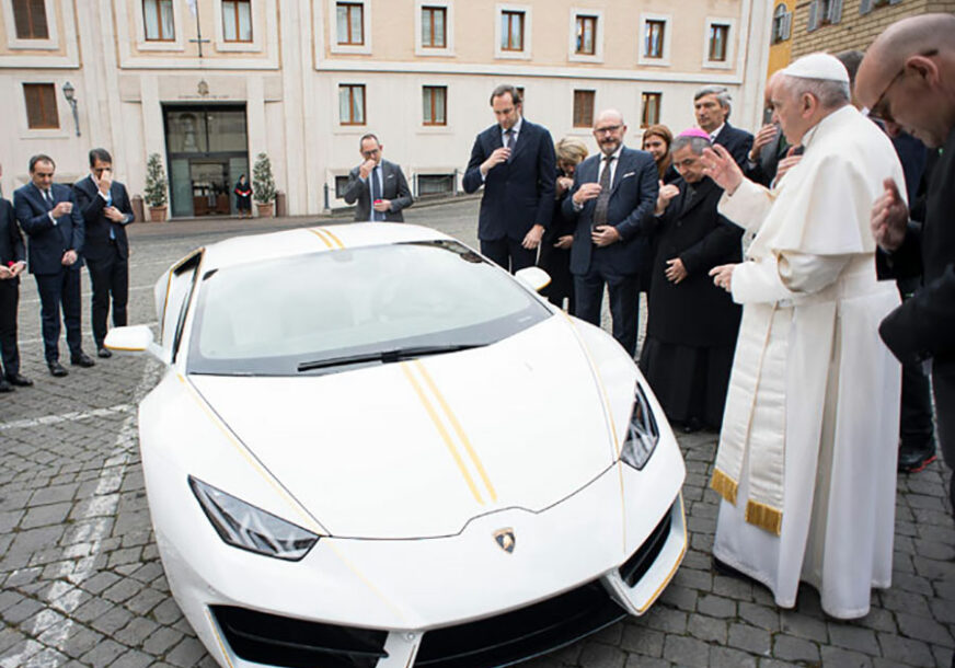 Papin bijelo zlatni lamborgini na aukciji