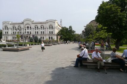PARKIĆ BEZ HLADA Svi se utrkuju da sjednu samo za DVIJE klupe