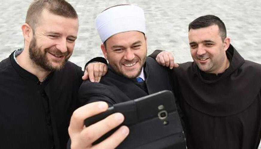 “TRI RAZLOGA ZA NAPUSTITI BiH” Paroh, hodža i fratar “OPALILI” zajednički selfi i izazvali BURU na društvenim mrežama