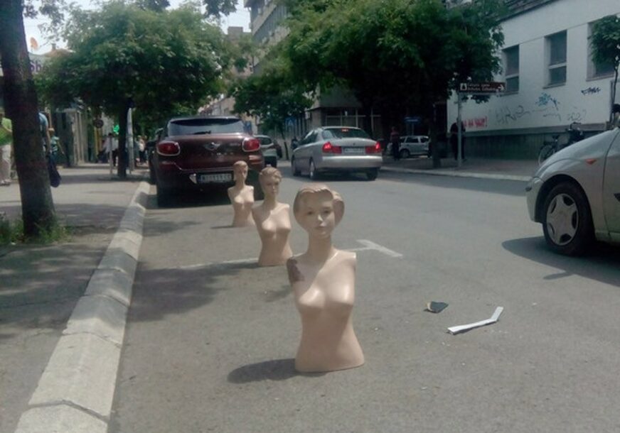 ZANIMLJIVO Plastične lutke okupirale parkiralište 