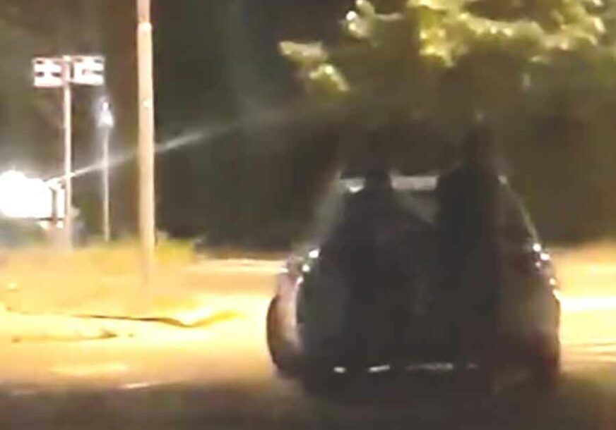 URNEBESNI SNIMAK Na guranje pokušavaju da upale policijsko auto
