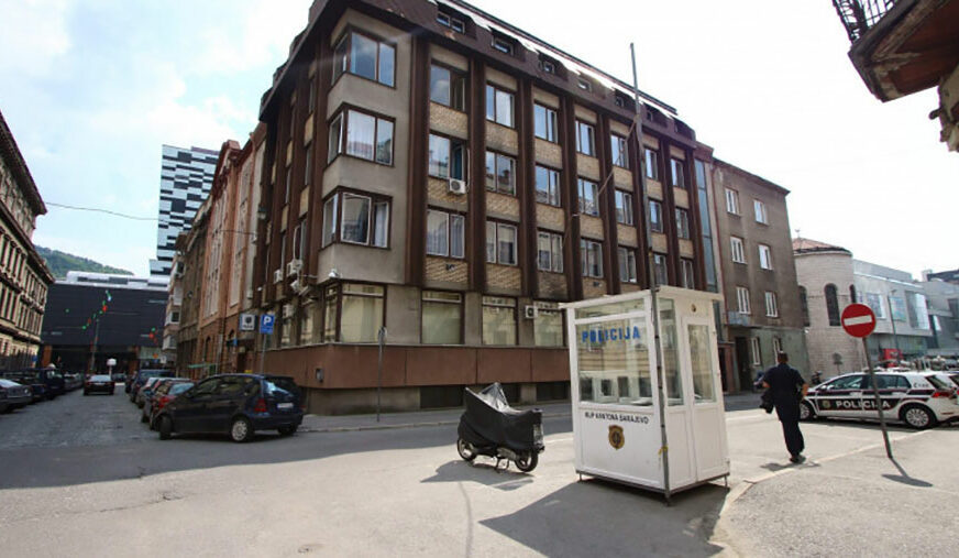 Obična kontrola vozila pretvorila se u DRAMATIČNU AKCIJU: Diler bacio drogu pa ZAPUCAO NA POLICIJU