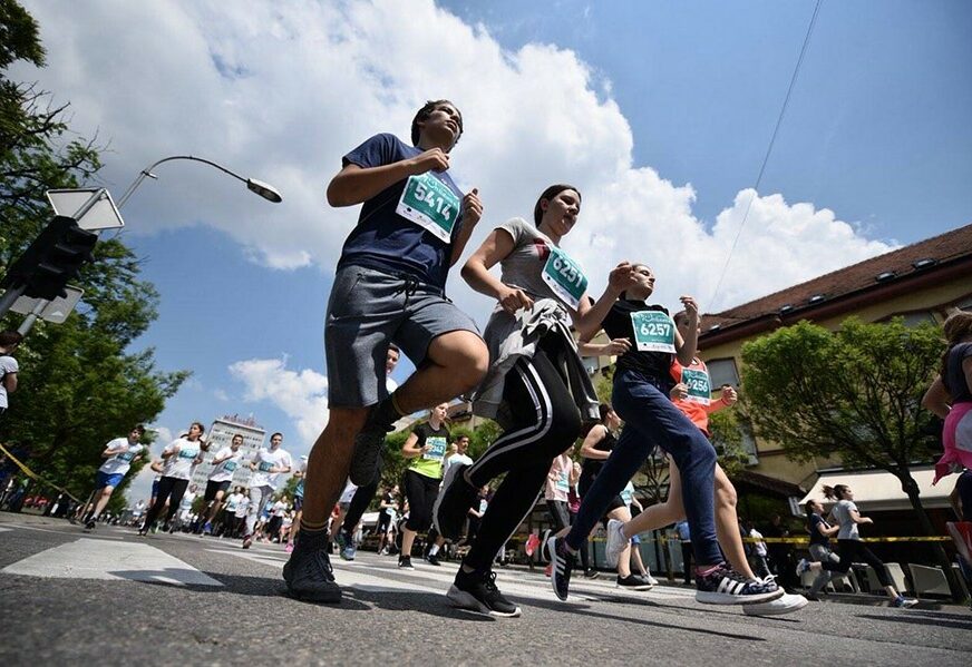 TRČALI STARI, MLADI, DJECA I ŽIVOTINJE Banjalučki polumaraton oborio rekord po broju učesnika
