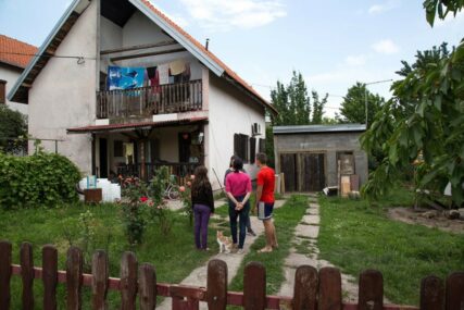 “SAMO JE SJEDIO I GLEDAO DJECU” Komšija (72) napastvovao tinejdžerku (15) u Borči, na njenu porodicu ISPALIO METAK
