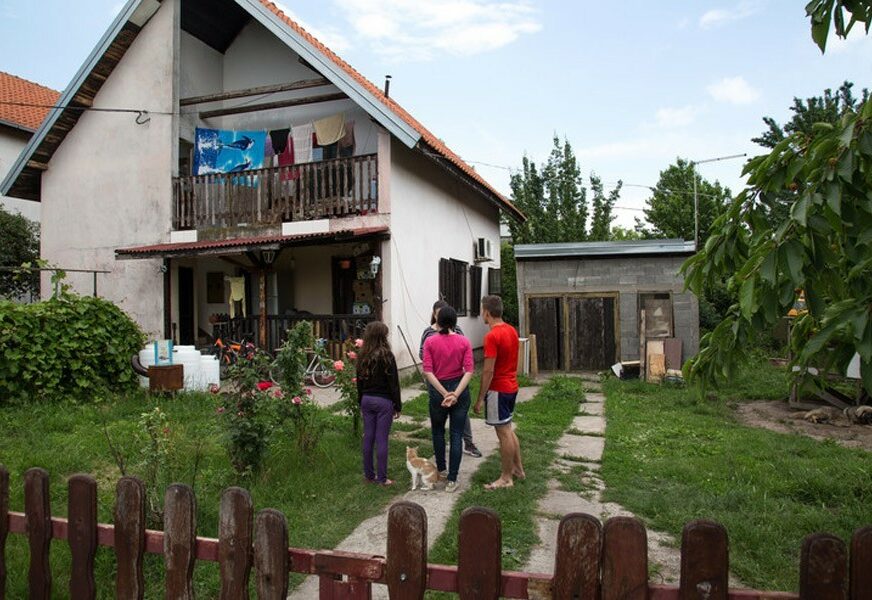 “SAMO JE SJEDIO I GLEDAO DJECU” Komšija (72) napastvovao tinejdžerku (15) u Borči, na njenu porodicu ISPALIO METAK
