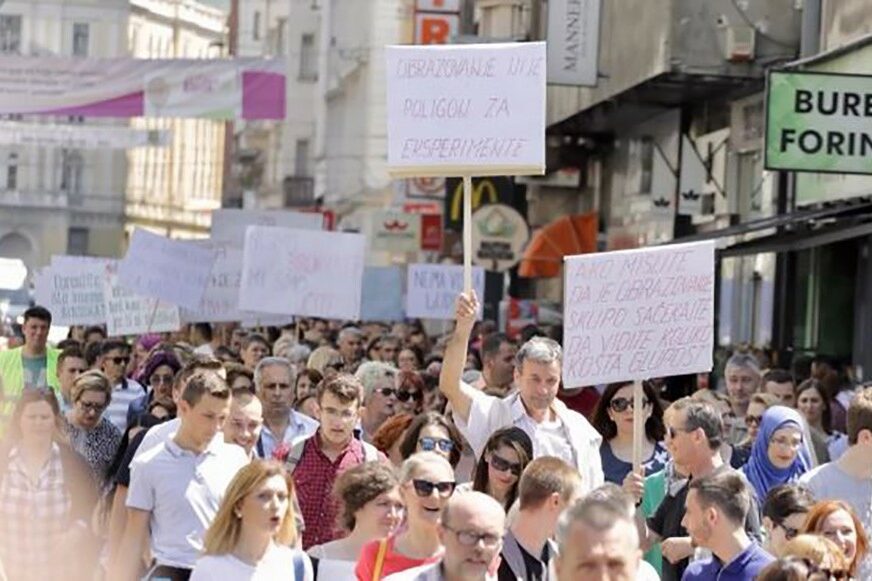 BORE SE ZA BOLJE STANDARDE Prosvjetni radnici na ulicama Sarajeva: “Imamo elektronske dnevnike, a nemamo interneta u školama"