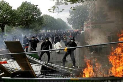 OKRŠAJ U PARIZU Policija ispalila suzavac na pristalice „Žutih prsluka“ (VIDEO)
