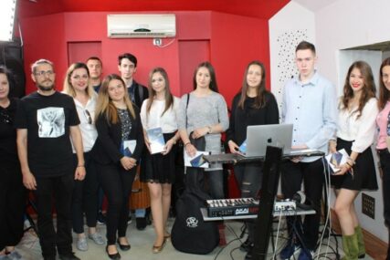 Srednjoškolci bili gosti u muzičkom studiju Petra Topalovića, frontmena grupe "Sopot"