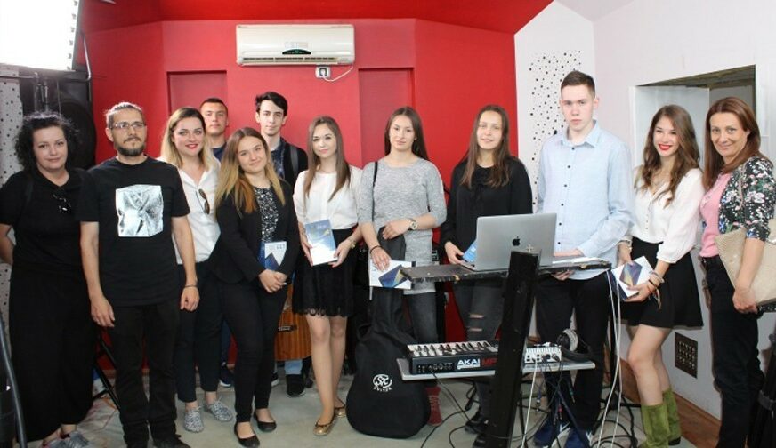 Srednjoškolci bili gosti u muzičkom studiju Petra Topalovića, frontmena grupe "Sopot"