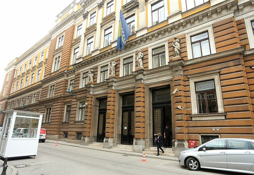 POLICIJA NA NOGAMA Dojavljeno da je postavljena bomba u zgradi Opštinskog i Kantonalnog suda u Sarajevu