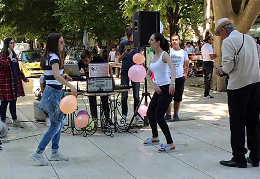 Srednjoškolci za malu Sofiju: Performans u centru Trebinja