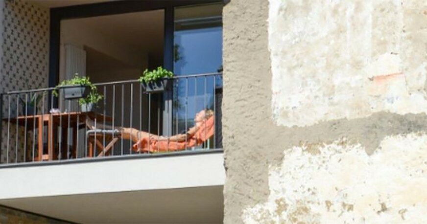 Sunčanje pošlo po zlu: Gola djevojka na balkonu zasmetala komšijama