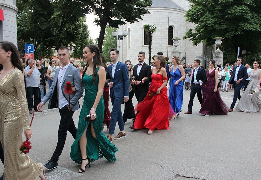 SMOTRA MLADOSTI I LJEPOTE Gimnazijalci proslavljaju matursko veče (FOTO)