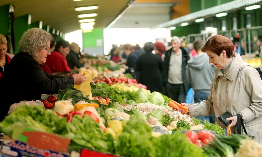 INSPEKTORI PROVJERILI Na Gradskoj tržnici voće i povrće bez pesticida
