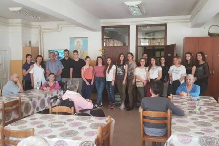 Zvornički srednjoškolci pomogli Domu za stara lica sa 35 KOMPLETA POSTELJINA