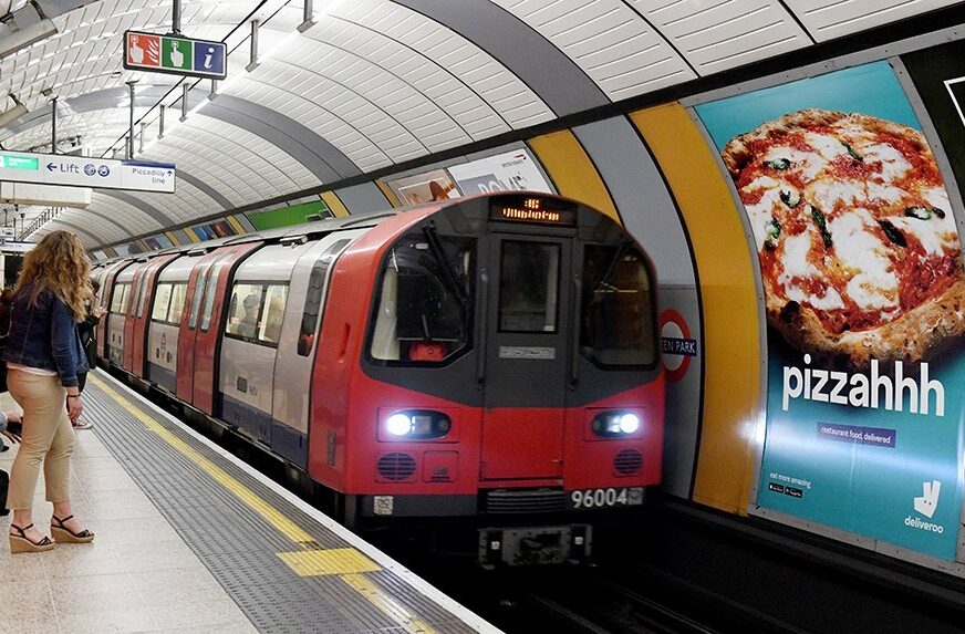 BORBA PROTIV GOJAZNOSTI Velika Britanija zabranjuje reklamiranje brze hrane u javnom saobraćaju