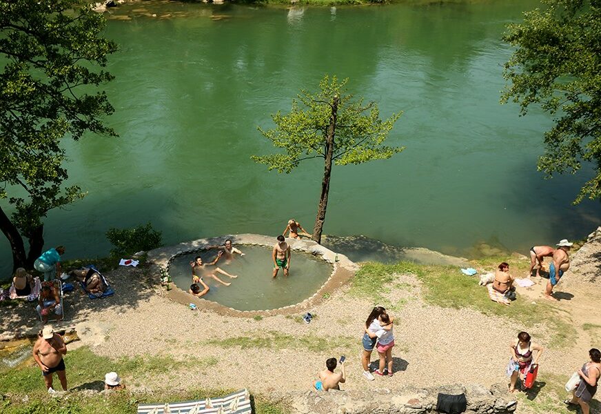 SPREMNI ZA LJETO Aktivisti napravili novu banju na plaži Vrućica