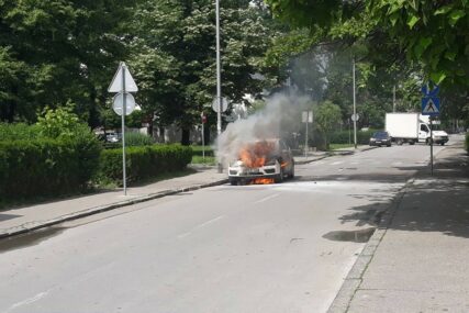 Automobil se zapalio u vožnji, vozač nepovrijeđen