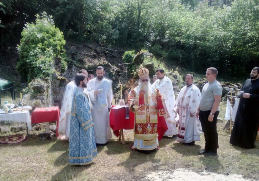 PRVI PUT POSLIJE 300 GODINA Služena liturgija ispred ostataka manastira Udrum kod Zavidovića, najavljeno i obnavljanje ove srednjevjekovne svetinje