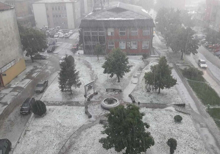 STRAŠNO NEVRIJEME POGODILO VEĆI DIO BiH “Golf” potopljen u vodi, građani čiste led LOPATAMA