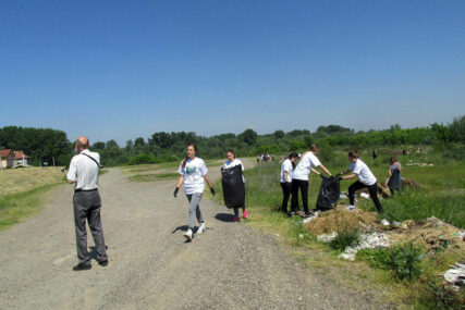 Srednjoškolci čistili rijeku Bosnu kod Šamca
