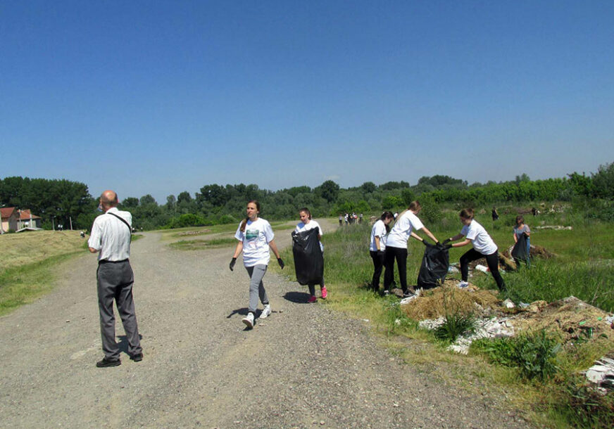 Srednjoškolci čistili rijeku Bosnu kod Šamca