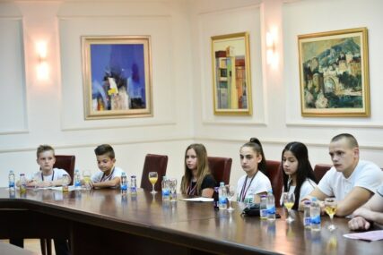 MALI SPORTISTI U GRADSKOJ UPRAVI Načelnik sporta primio članove karate klubova