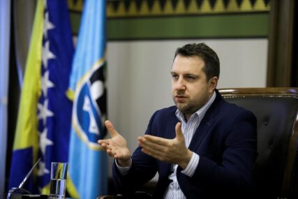KIKS Gradonačelnik Sarajeva darivao drugo umjesto prvo novorođenče u 2019. godini