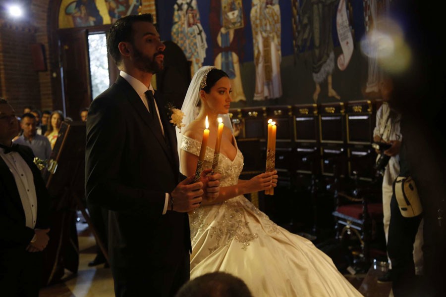 VJENČALI SE FILIP I ALEKSANDRA Mladenci ispoštovali stari srpski običaj, kumovi ih zasipali dukatima (FOTO)