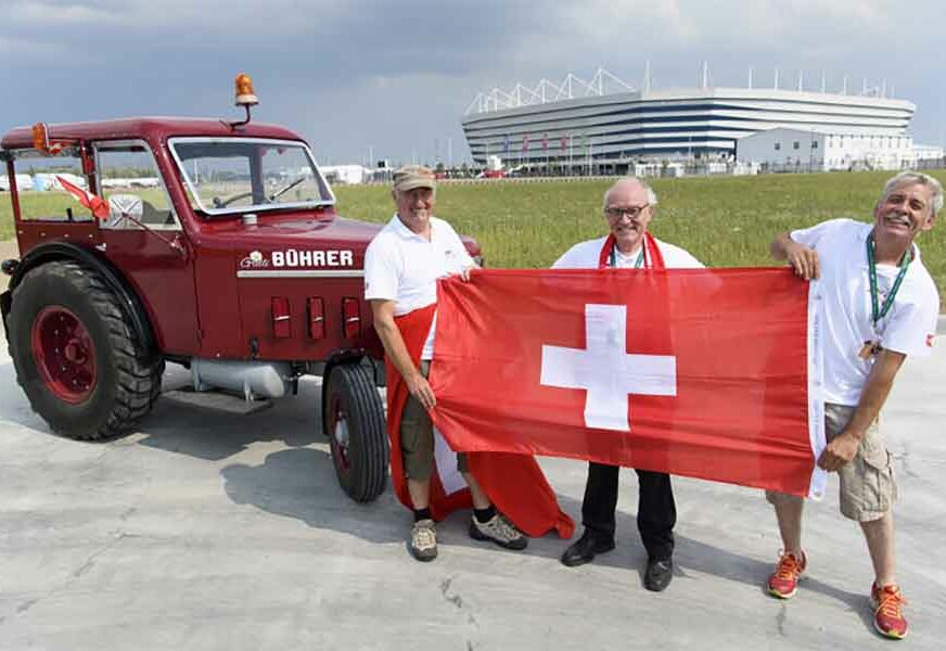 MUNDIJALSKA AVANTURA Švajcarci potegli traktorom 2.000 km na utakmicu sa Srbijom (FOTO)
