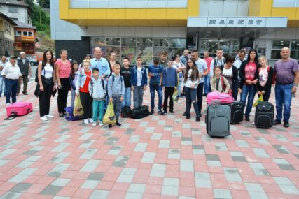 Projekat socijalizacije: Djeca iz Bratunca i Srebrenice otputovala na ljetovanje u Bečiće