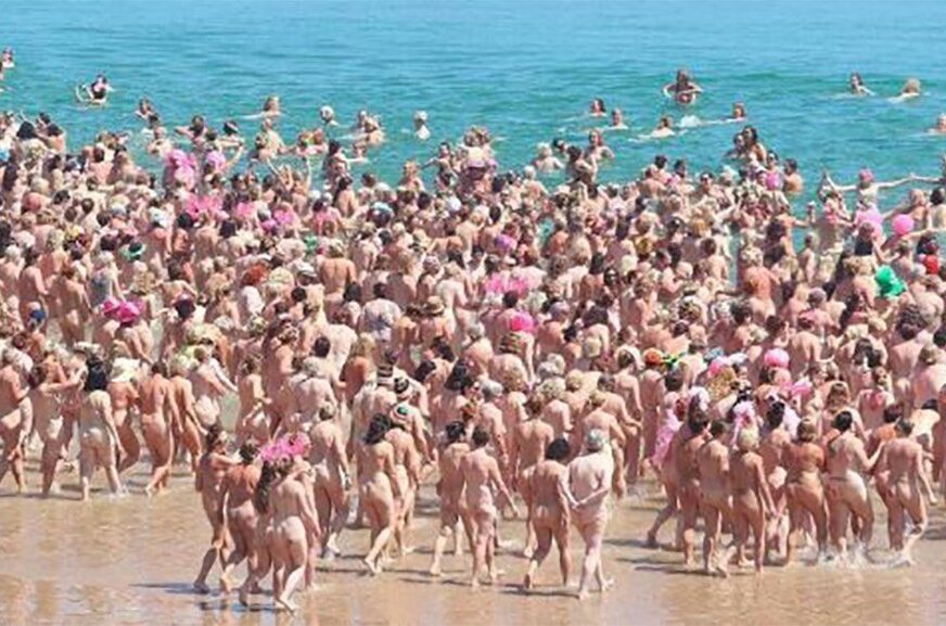 GINISOV REKORD 2.500 golih žena ušlo u more