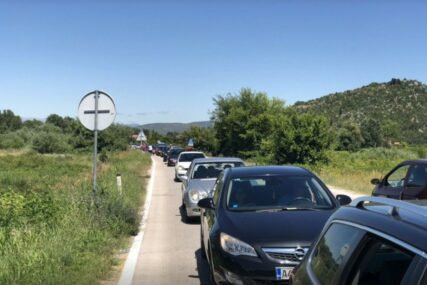 Krenulo se na more: Pojačan saobraćaj na ulazu u Hrvatsku iz BiH, kolone na pojedinim graničnim prelazima