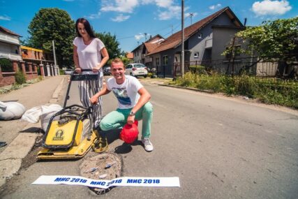 TITULA OTIŠLA U LAZAREVO Stanivuković završio akciju, NAJLJEPŠOJ RUPI darovao mašinu za krpljenje asfalta (VIDEO)