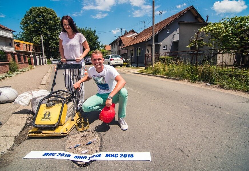 TITULA OTIŠLA U LAZAREVO Stanivuković završio akciju, NAJLJEPŠOJ RUPI darovao mašinu za krpljenje asfalta (VIDEO)