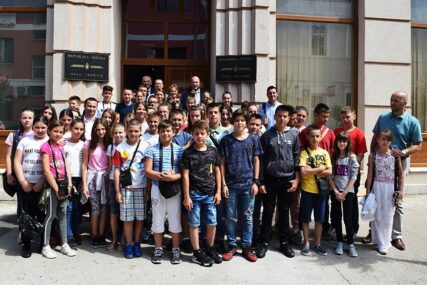 Djeca sa Kosova završavaju posjetu Trebinju, puni utisaka vraćaju se kući
